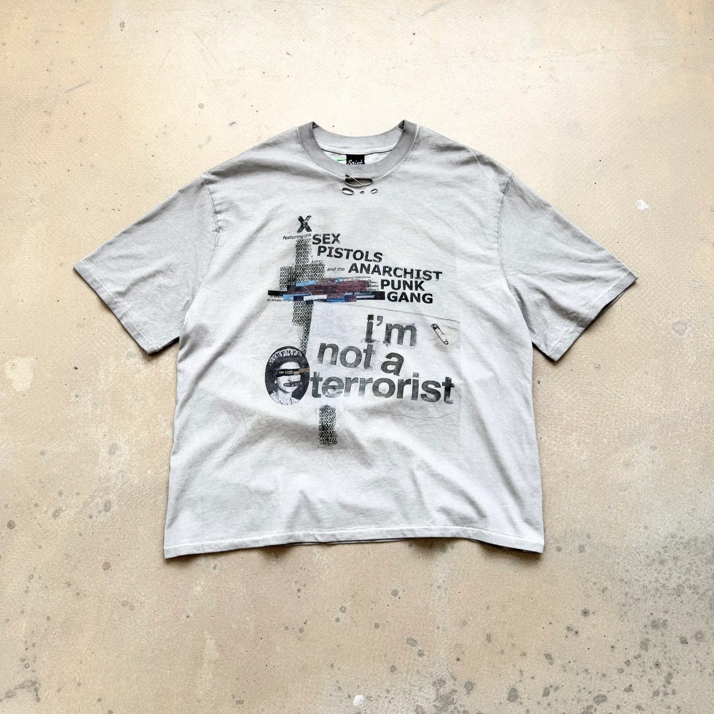 P138 # CTS-119 Saint x Sex Pistols "Pin Punk" limited edition, knife-cut neckline, heavy-duty washed short sleeves, single-stitched seam stitch + special fermentation and stir-fried color washing process for ready-to-wear + white ink direct printing. Size: S M L Among them, the famous Sex Pistols have won the following of countless young people with their fearless gangster temperament. Although decades have passed, each member has become a symbol of the times. “I’ll die before I’m 25, and when i do i’ll have lived the way I wanted to.” is a famous saying left by the band’s bassist Sid, which is just like a prophecy that fixed his life at the age of 21. The punk bassist of the collapse era also left a love that will be remembered by later generations in his tragic youth. This is also the story of "Sid & Nancy" that was later remade into a movie. Sid's Nanjing lock and Nancy's pistol necklace are also sought after by countless rock couples to this day. The Japanese manga master Ai Yazawa also drew the "Nanjing Lock" into the manga "NANA". The prototype of Ren Honjo came from Sid.    The entire garment is made using the single-needle sewing process (commonly known as the single-thread heaven-and-earth needle) that is the most common and complex among retro vintage brands such as Saint Michael.